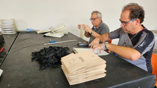 Oficinas Inspira&ccedil;&atilde;o ampliam atua&ccedil;&atilde;o e apostam na montagem de sacolas de papel